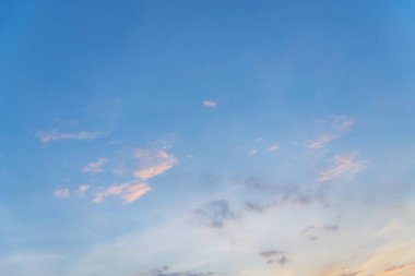 Güneş, gökyüzü bulutlar ve gökyüzünde güneş ile gündoğumu.