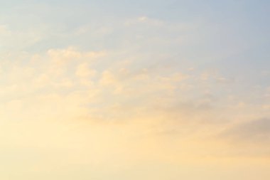 Güneş, gökyüzü bulutlar ve gökyüzünde güneş ile gündoğumu.