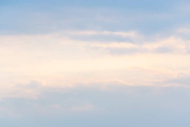 Güneş, gökyüzü bulutlar ve gökyüzünde güneş ile gündoğumu.