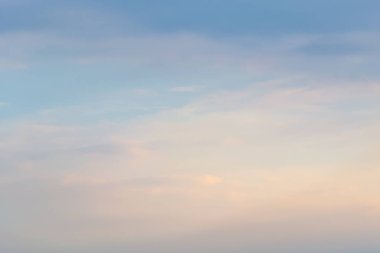 Güneş, gökyüzü bulutlar ve gökyüzünde güneş ile gündoğumu.