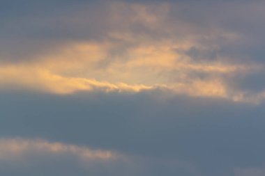 Güneş, gökyüzü bulutlar ve gökyüzünde güneş ile gündoğumu.