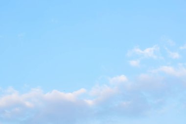 Bulutlar doğa bir parlak gökyüzü gün içinde.