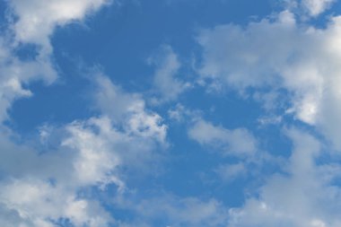 Bulutlar doğa bir parlak gökyüzü gün içinde.