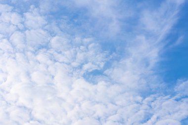 Bulutlar doğa bir parlak gökyüzü gün içinde.