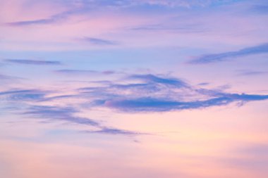 Bulutlar gökyüzü ve güneş yaz akşamı.