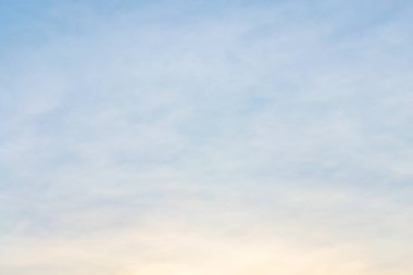 Beyaz bulutlar, mavi gökyüzü göz yenilemek için yağmur sonra.