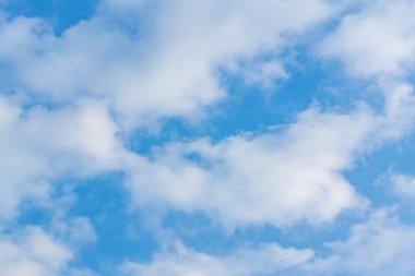 Beyaz bulutlar, mavi gökyüzü göz yenilemek için yağmur sonra.