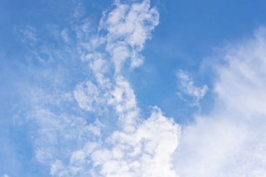 Beyaz bulutlar, mavi gökyüzü göz yenilemek için yağmur sonra.