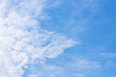 Beyaz bulutlar, mavi gökyüzü göz yenilemek için yağmur sonra.