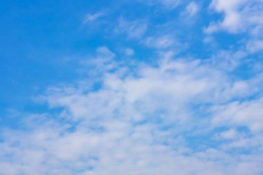 Beyaz bulutlar, mavi gökyüzü göz yenilemek için yağmur sonra.