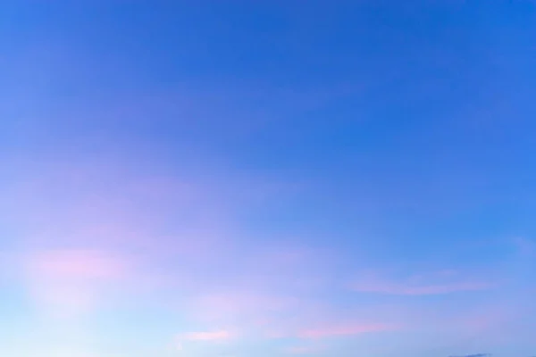 Wunderschöner blauer Himmel und weiße Wolken wie Gemälde von Malern. — Stockfoto