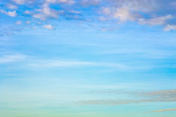 องฟ สวยงามและเมฆส ขาวเช ตรกรภาพวาด — ภาพถ่ายสต็อก