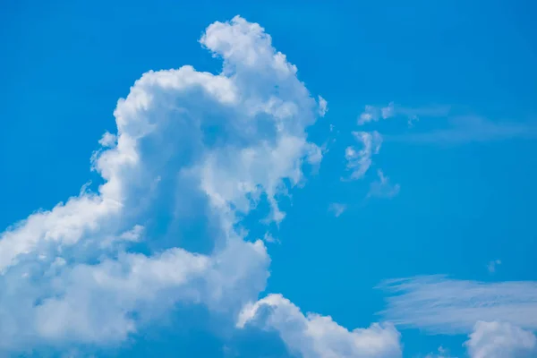 Beyaz Bulutlar Mavi Gökyüzü Göz Yenilemek Için Yağmur Sonra — Stok fotoğraf