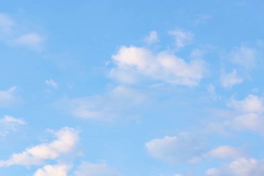 Yazın beyaz bulutlu gökyüzü.