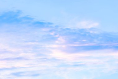 Yazın beyaz bulutlu gökyüzü.