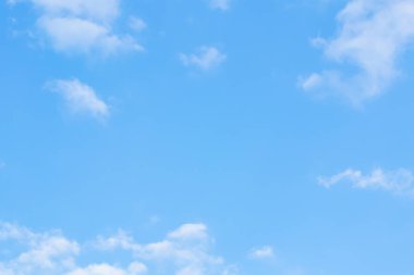 Yazın beyaz bulutlu gökyüzü.