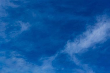  mavi ve gökyüzü bulut ile..