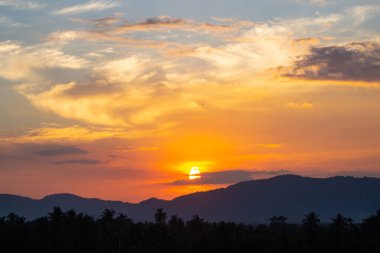 Sabah güneşiyle Denizde bir tekne.