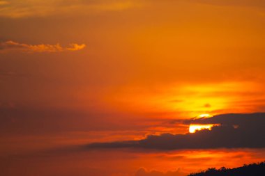 Sabah güneşiyle Denizde bir tekne.