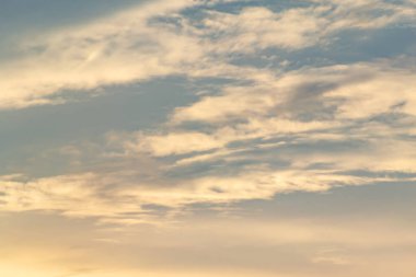 Bulutlar gökyüzü ve güneş yaz akşamı.