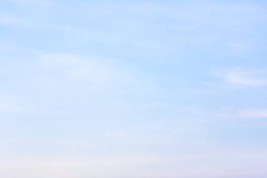 Öğleden sonra sırasında beyaz bulutlar ile mavi gökyüzü.