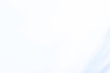 Öğleden sonra sırasında beyaz bulutlar ile mavi gökyüzü.