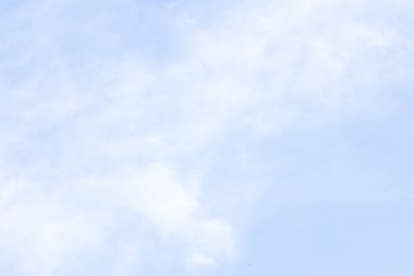 Öğleden sonra sırasında beyaz bulutlar ile mavi gökyüzü.