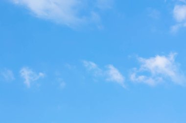 Öğleden sonra sırasında beyaz bulutlar ile mavi gökyüzü.