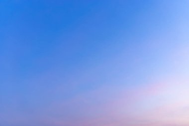 Öğleden sonra sırasında beyaz bulutlar ile mavi gökyüzü.