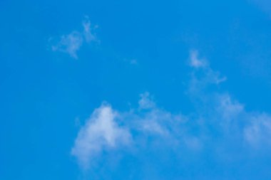 Öğleden sonra sırasında beyaz bulutlar ile mavi gökyüzü.