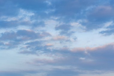 Bulutlar havada birçok şekli Dönüştür.