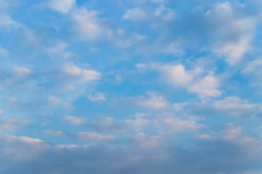 Bulutlar havada birçok şekli Dönüştür.