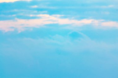 Bulutlar havada birçok şekli Dönüştür.