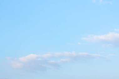 Bulutlar havada birçok şekli Dönüştür.