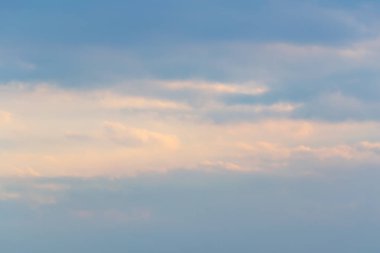 Bulutlar havada birçok şekli Dönüştür.