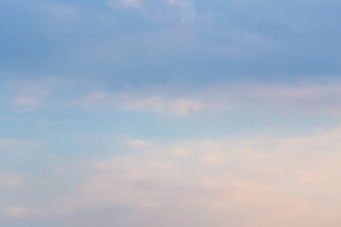 Bulutlar havada birçok şekli Dönüştür.