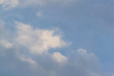 Bulutlar havada birçok şekli Dönüştür.