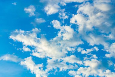 Bulutlar havada birçok şekli Dönüştür.