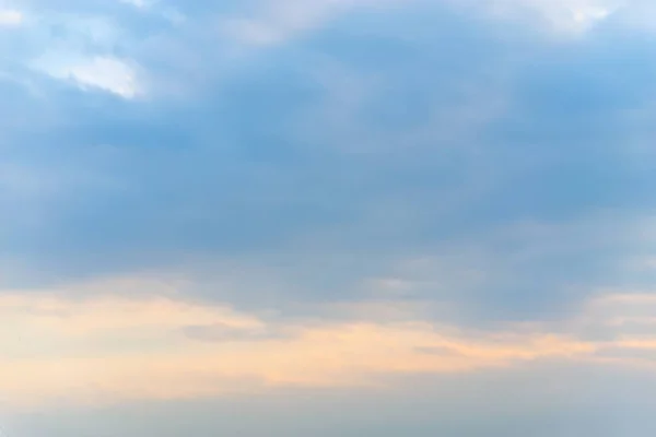 สดใสในตอนเช าบนชายหาดตอนพระอาท นในอ าวไทย — ภาพถ่ายสต็อก