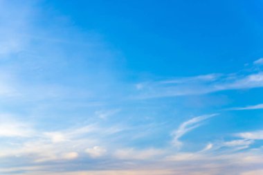 Havada beyaz bulutlar hareket ederken.