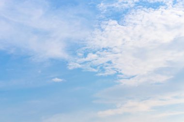 Havada beyaz bulutlar hareket ederken.