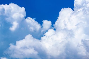 Havada beyaz bulutlar hareket ederken.