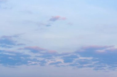 Havada beyaz bulutlar hareket ederken.