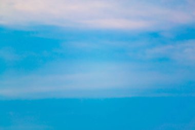 Havada beyaz bulutlar hareket ederken.