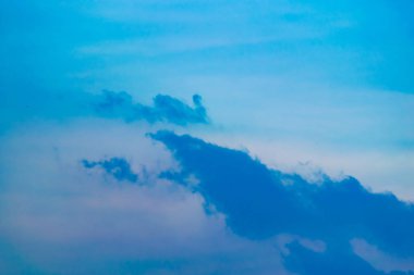 Havada beyaz bulutlar hareket ederken.