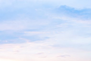 Havada beyaz bulutlar hareket ederken.