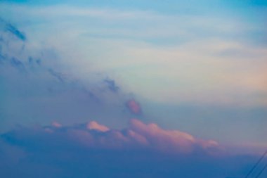 Havada beyaz bulutlar hareket ederken.