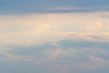 Havada beyaz bulutlar hareket ederken.