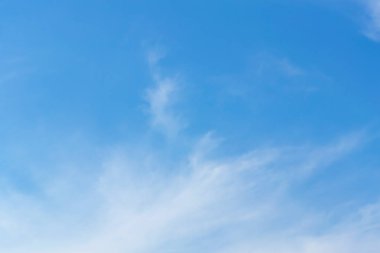 Havada beyaz bulutlar hareket ederken.