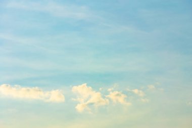 Havada beyaz bulutlar hareket ederken.